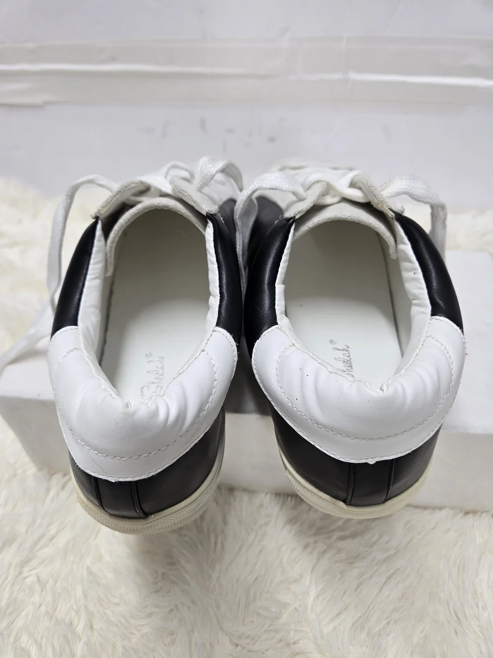 La Sheelah Women's Black and White Grey Star low Top Lace Up Sneakers Size 8.5